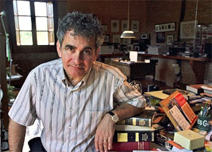 Bernardo Atxaga ha sido profesor de lengua vasca, librero y guionista de radio.