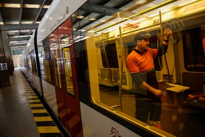 Un operario trabaja en la reparación y mantenimiento de un vagón de metro en los talleres de Metrovalencia, este martes.