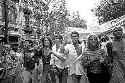 Cabecera de la manifestación del Orgullo Homosexual en Barcelona, el 26 de junio de 1977.
