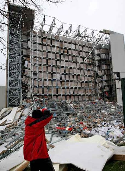 Un fotógrafo toma imágenes de un edificio destruido por el Kyrill en la ciudad alemana de Apolda.