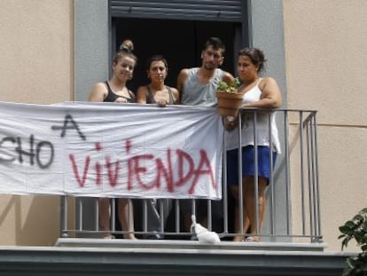 Varios de los vecinos que ocuparon la Corrala la Alegría de Sevilla.