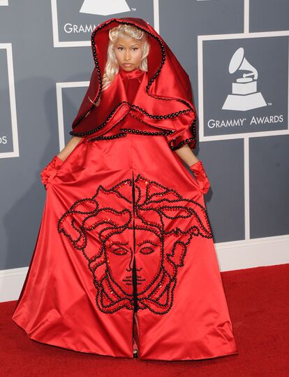 Nicki Minaj, con capa ropa de aires cristianos y firmada por Versace, no dejó a nadie indiferente en 2012.