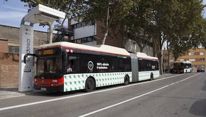 Un autobús elèctric davant del carregador "ultraràpid" de Barcelona.