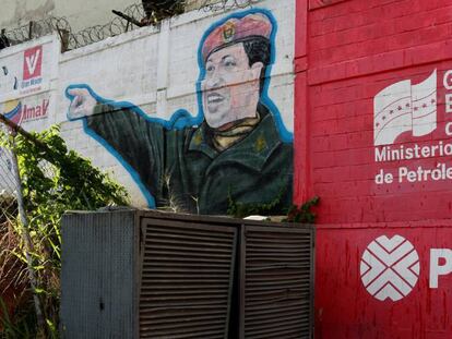 El logo de la petrolera estatal de Venezuela jungo a un mural del fallecido presidente Hugo Ch&aacute;vez.