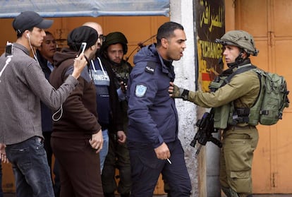 Policías palestinos discuten con soldados israelíes en Hebrón.