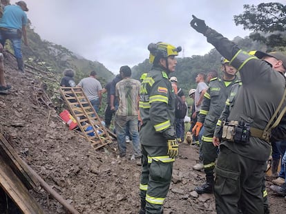 En el lugar de la tragedia hay 70 trabajadores de la Dirección Nacional de Bomberos de Colombia.