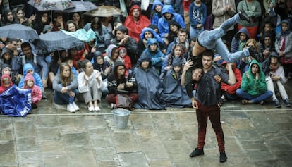 El público observa uno de los espectáculos callejeros de Fira Tàrrega (Lleida) de 2017.