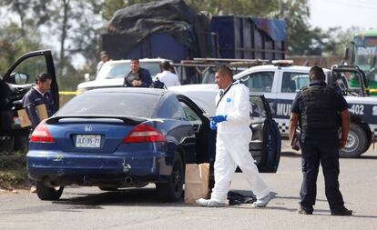 Peritos en la zona donde fue asesinado el suboficial en Jalisco.