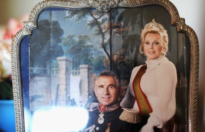 O nono casamento de Zsa Zsa Gábor foi com Frédéric Prinz von Anhalt (seu casamento mais longo). Filho de um policial, foi adotado em 1980 pela princesa alemã Maria Augusta de Anhalt e, por isso, recebeu o sobrenome Prinz von Anhalt, de origem nobre, mas que atualmente não tem esse valor na Alemanha. Algo que não os impediu de posar como reis de verdade e emoldurar esses retratos para mostrá-los na casa de Los Angeles.