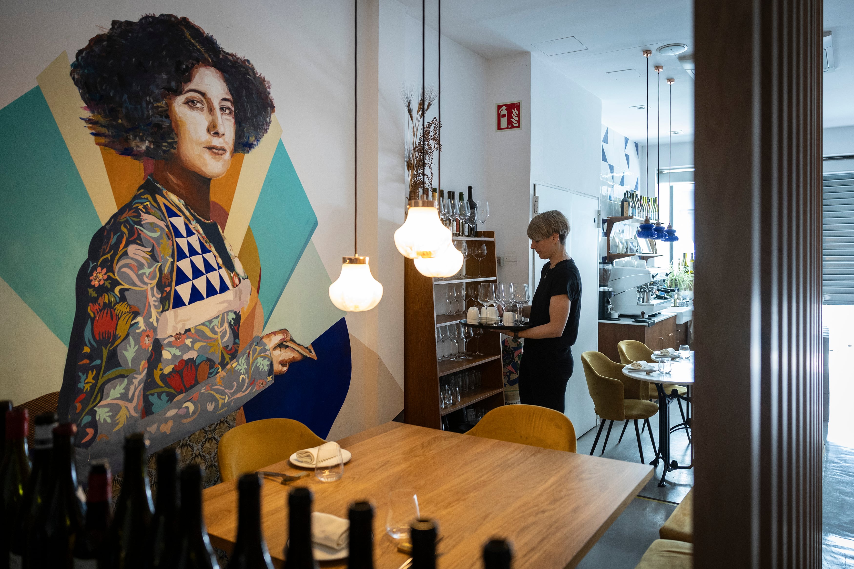 Sala del restaurante Almarge, en la Calle León de Badalona.