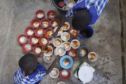 Hora del almuerzo en la escuela de Apprah (Ghana). Tanto niños como adultos carecen de educación nutricional, y por eso la mayoría de las comidas contienen almidones pero adolecen de proteínas, fibra y vitaminas.