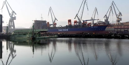 Astillero de La Naval con un buque de Van Oord en construcci&oacute;n. 