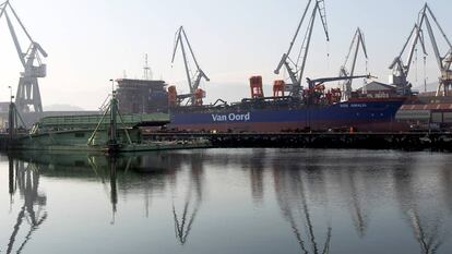 Astillero de La Naval con un buque de Van Oord en construcci&oacute;n. 