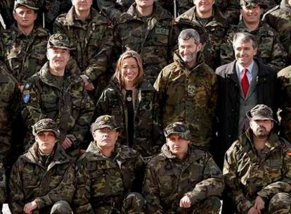La ministra de Defensa, Carme Chacón, durante su visita a Base España, a 80 kilómetros de Pristina, el jueves pasado.