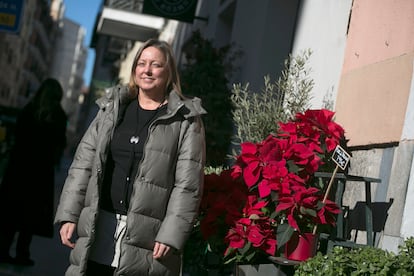 Ana Pueblas, trabajadora social de 51 años, posa junto a unas flores de Pascua en una calle del centro de Madrid.