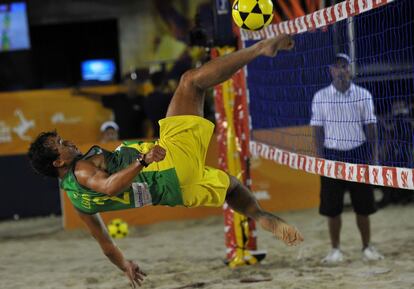 El jugador de Brasil Leandro, realiza una patada 'shark attack' durante el partido 4x4 contra Italia en el Mundial de Futvoley, en Rio de Janeiro.