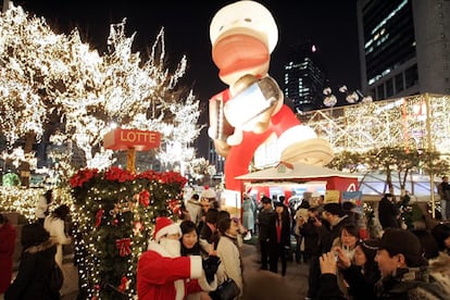 Los Papa Noel y las luces se apoderan cada a?o de Sel, la capital del Corea del Sur, un pas donde la mitad de la poblacin es cristiana.