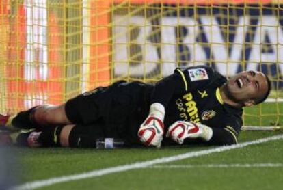 Asenjo se duele tras sufrir una lesión en 2015.