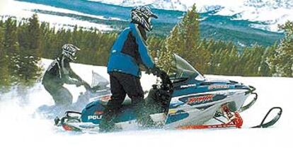 Una excursión en moto de nieve puede ser una buena alternativa para disfrutar una jornada invernal en familia o con los amigos.