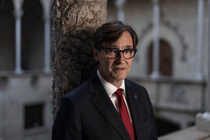 El presidente de la Generalitat de Cataluña, Salvador Illa, posa este viernes en la Galería Gótica del Palau de la Generalitat.