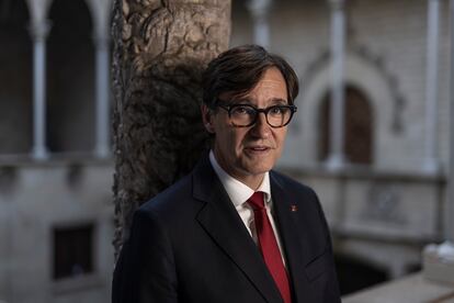 El presidente de la Generalitat de Cataluña, Salvador Illa, posa este viernes en la Galería Gótica del Palau de la Generalitat.

