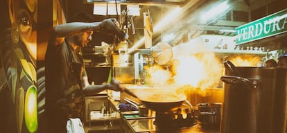 Tripea (Madrid). Ocupa tres puestos del madrileño mercado de Vallehermoso. De estética singular, cuenta con todo un frontal a modo de cocina y una gran mesa compartida por el mismo pasillo. Interesante cocina de fusión asiático-peruana, con especialidades como el curri ají de gallina. Precio: menú, 35 euros, carta, 30-40 euros. Tel. 918 286 947. www.tripea.es.