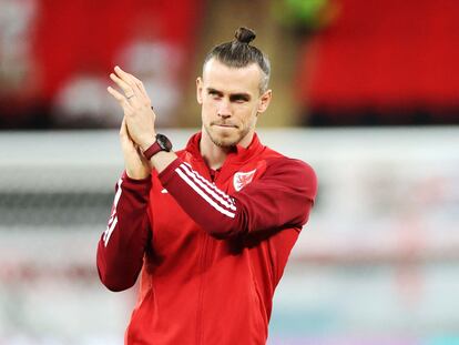 Gareth Bale se despide de la afición galesa tras perder ante Inglaterra en el Mundial de Qatar, el 29 de noviembre.