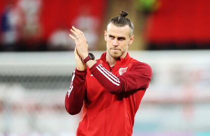 Gareth Bale se despide de la afición galesa tras perder ante Inglaterra en el Mundial de Qatar, el 29 de noviembre.