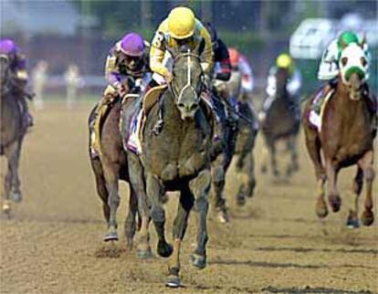 El caballo <b></b><i>Monarchos,</i> en primer plano, poco antes de ganar el Derby de Kentucky el 5 de mayo.