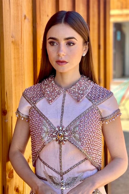 Lily Collins, que fue la encargada de anunciar las nominaciones de los SAG Awards 2021, lució un minivestido joya de Georges Hobeika.