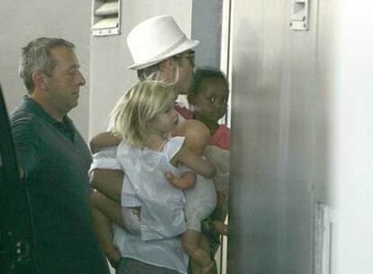 Brad Pitt, con dos de sus hijos, en el hospital de Niza en el que Angelina Jolie está ingresada. A la derecha, fotógrafos ante el centro médico.