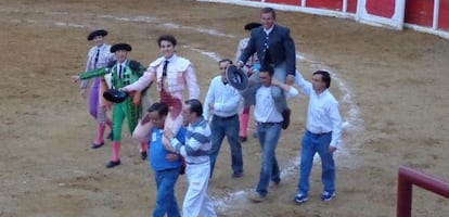 El novillero José Garrido y el mayoral de Fuente Ymbro salen a hombros de la plaza de Sopuerta.