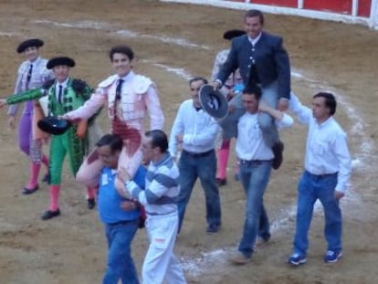 El novillero José Garrido y el mayoral de Fuente Ymbro salen a hombros de la plaza de Sopuerta.