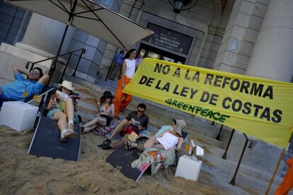 Playa de Greenpeace ante el Ministerio de Medio Ambiente.