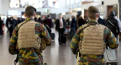 Dos soldados patrullan en el aeropuerto de Bruselas. 