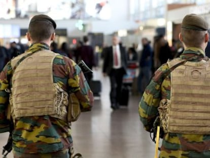 Dos soldados patrullan en el aeropuerto de Bruselas. 