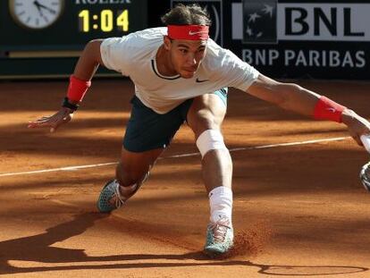 Nadal devuelve la pelota durante el partido ante Federer