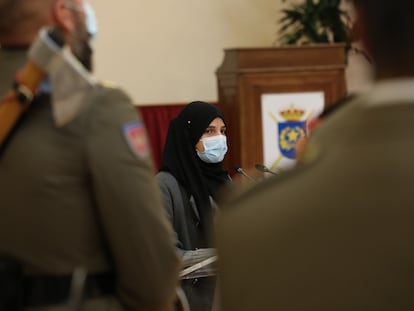 Samia, afgana evacuada a España, interviene en el acto de entrega de condecoraciones con motivo de la operación de rescate, en la Escuela de Guerra del Ejército, a 3 de diciembre de 2021, en Madrid.