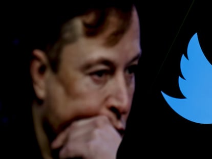 En esta ilustración fotográfica, la imagen de Elon Musk se muestra en la pantalla de un ordenador y el logotipo de Twitter en un teléfono móvil.