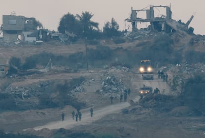 Israeli soldiers and military vehicles, this Saturday in the Gaza Strip.