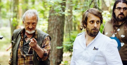 Robert Englund (izquierda) y Alexandre Aja, en el rodaje de 'Campfire Creepers'.