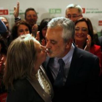 El candidato socialista José Antonio Griñán besa a su mujer, María Teresa Carava, tras conocer en Sevilla los resultados de las elecciones.