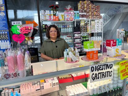 Flavia Rodríguez, en su negocio de cosméticos y nutrición en Maryland.