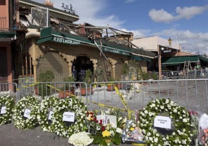 Coronas de flores de diversos negocios de Marraquech, junto a ramos depositados por ciudadanos y turistas, recuerdan a las víctimas del atentado que acabó con la vida de 16 personas en el café Argana de la plaza de Yemaa el Fna.