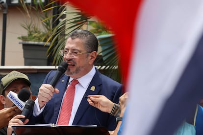 El presidente de Costa Rica, Rodrigo Chaves, encabeza una marcha para pedir la salida del fiscal general.