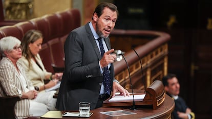 El diputado del PSOE Óscar Puente, durante su intervención de este martes en el debate de investidura del candidato popular Alberto Núñez Feijóo.