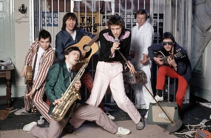 Bob Geldof, en el centro con un micrófono, al frente de The Boomtown Rats.