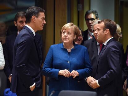 Sánchez conversa con Merkel y Macron en el Consejo Europeo de octubre en Bruselas.