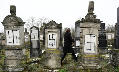 Tumbas judías profanadas en Herrlisheim, en Francia, en diciembre.