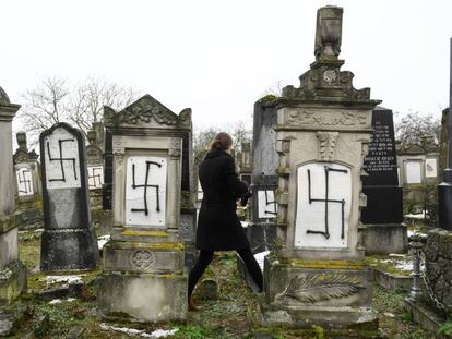 Tumbas judías profanadas en Herrlisheim, en Francia, en diciembre.